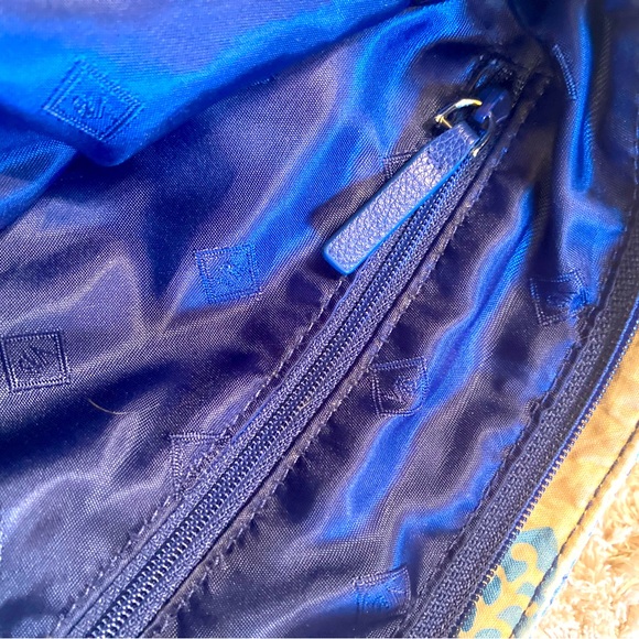 Authentic Vera B.- Santiago Crossbody bag in Superb like NEW condition! - Picture 11 of 12